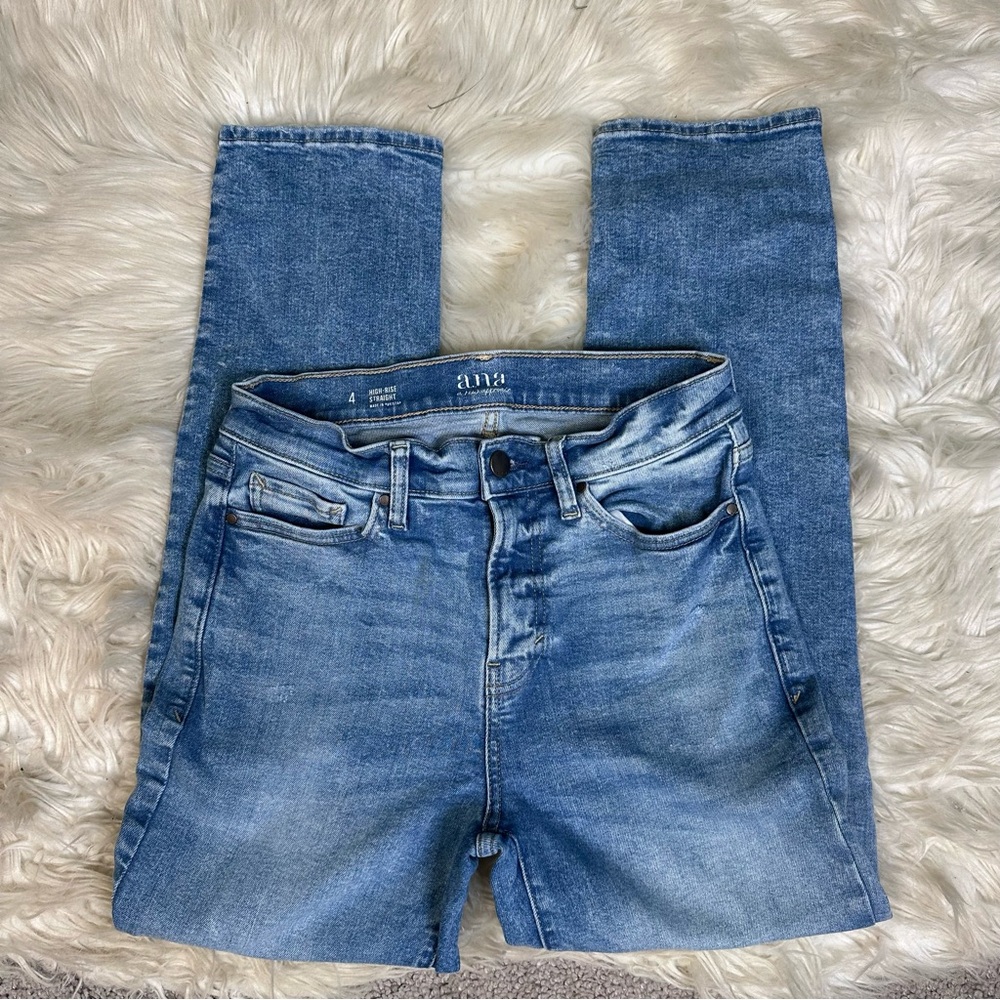 Blue light wash Women's High Rise straight leg‎ Blue Jeans
